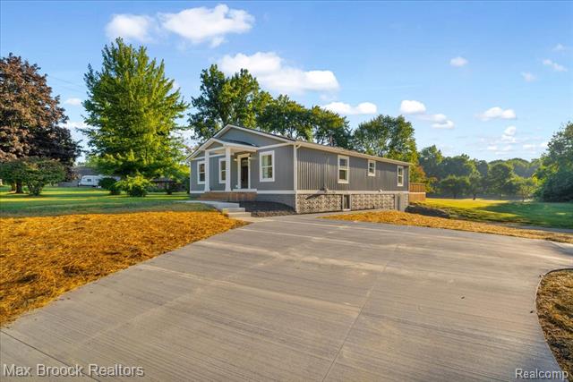 front view picture of 1654 Giddings Rd, Pontiac, MI. 48340