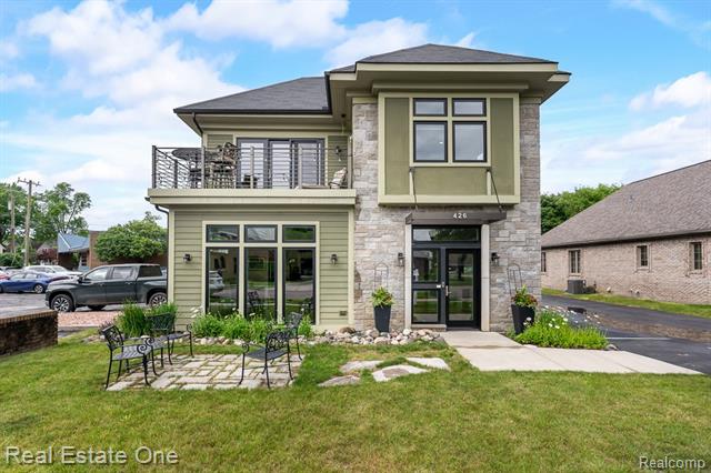 front view picture of 426 W University Dr, Rochester, MI. 48307