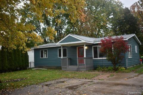 front view picture of 5130 Warmbriar Rd, White Lake, MI. 48383