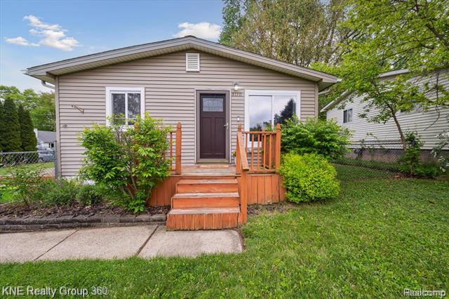 front view picture of 5170 Warmbriar Rd, White Lake, MI. 48383