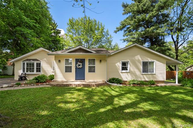 front view picture of 6226 Rowley Blvd, Waterford, MI. 48329