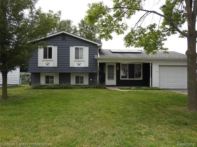 front view picture of 3267 Van Campen Dr, Waterford, MI. 48329