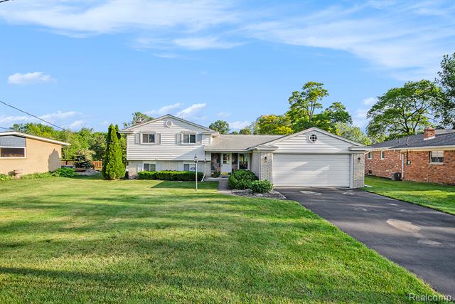 front view picture of 3255 Schoolhouse Dr, Waterford, MI. 48329