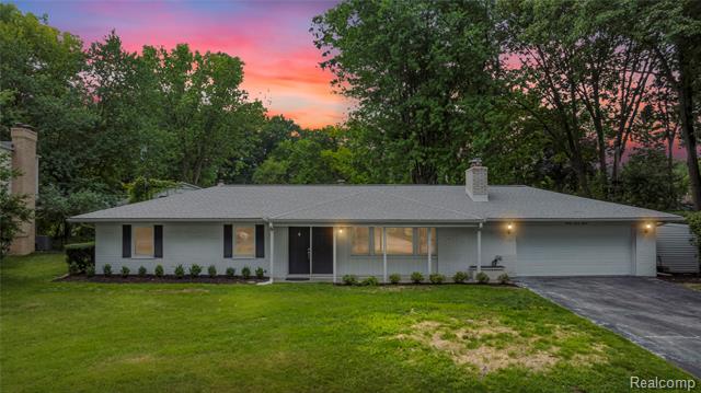 front view picture of 2715 N Lake Dr, Waterford, MI. 48329
