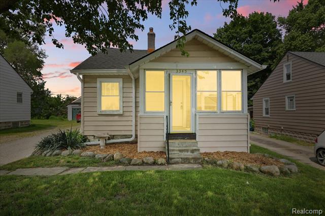 front view picture of 3345 Curwood St, Waterford, MI. 48329