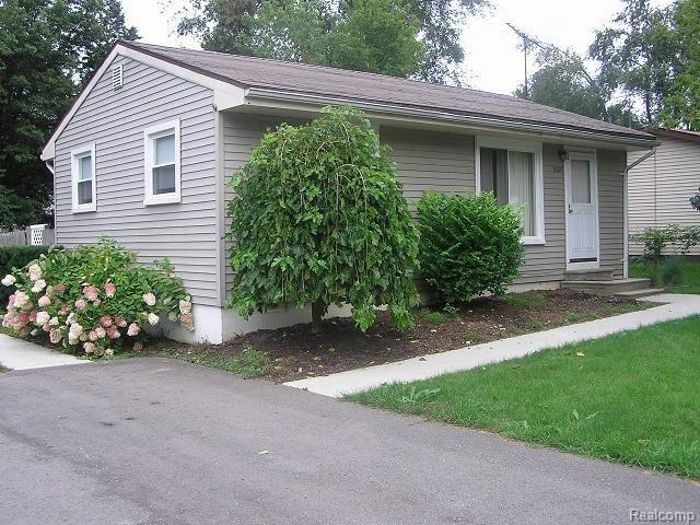 front view picture of 5686 Lake Grove Dr, White Lake, MI. 48383