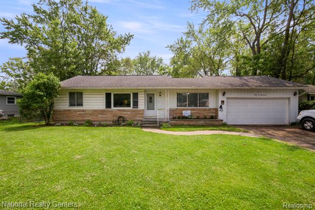front view picture of 6235 Williams Lake Rd, Waterford, MI. 48329