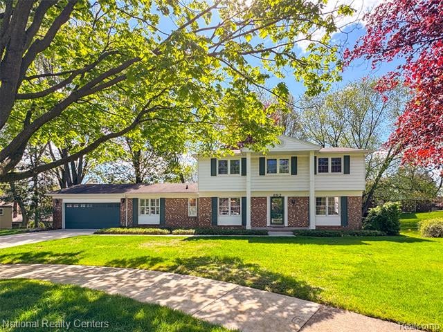 front view picture of 892 Hemlock Ct, Rochester, MI. 48307