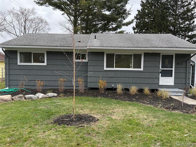 front view picture of 3512 Wilkie St, Waterford, MI. 48329