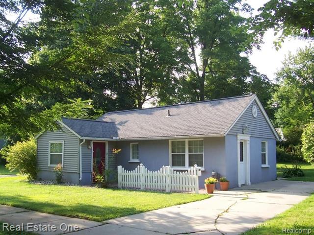front view picture of 313 Terry Ave, Rochester, MI. 48307