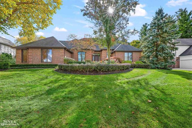 front view picture of 1126 Ridgeway Dr, Rochester, MI. 48307