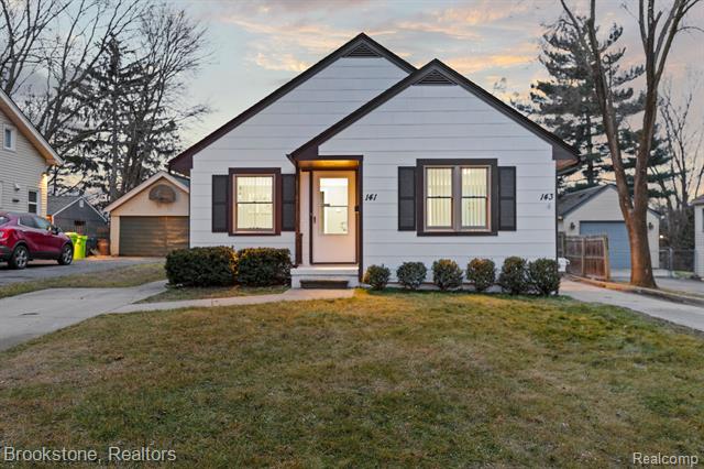 front view picture of 141 Ferndale Ave, Rochester, MI. 48307