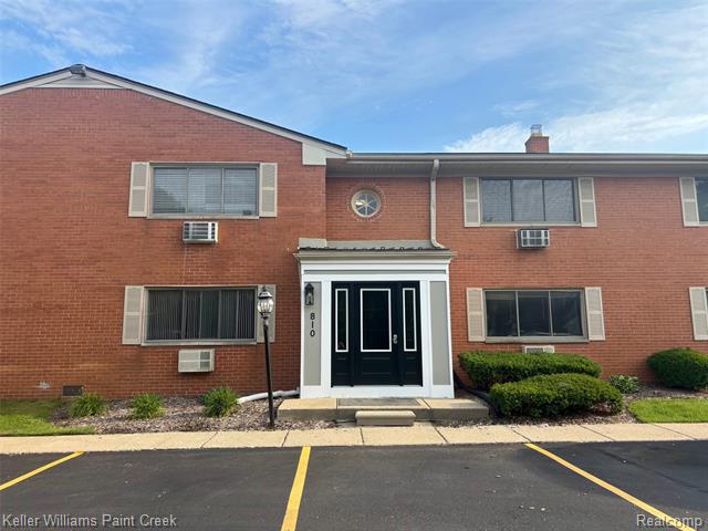front view picture of 810 Plate St, Rochester, MI. 48307