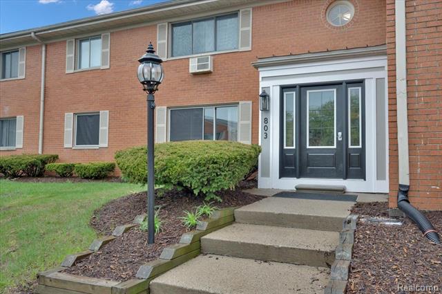 front view picture of 803 Plate St, Rochester, MI. 48307