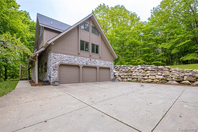 front view picture of 4076 Cross Rd, White Lake, MI. 48386
