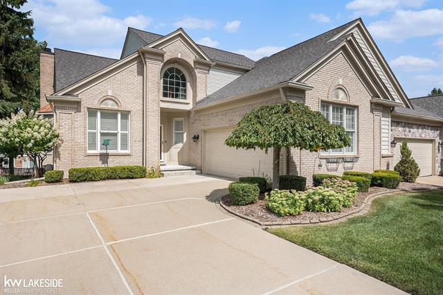 front view picture of 1529 Millecoquins Ct, Rochester, MI. 48307