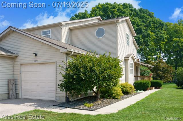 front view picture of 5010 Harbor Oak Dr, Waterford, MI. 48329