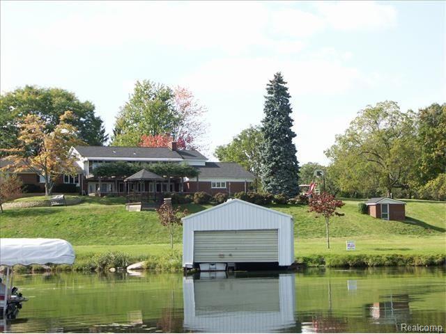 front view picture of 2485 Lake Angelus, Auburn Hills, MI. 48326