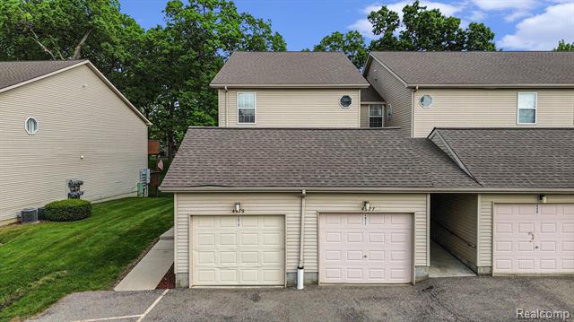 front view picture of 4977 Oak Hill Dr, Waterford, MI. 48329