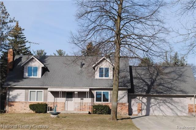 front view picture of 2740 N Lake Angelus Rd W, Waterford, MI. 48329