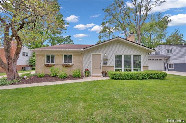 front view picture of 1227 Sycamore Dr, Rochester, MI. 48307