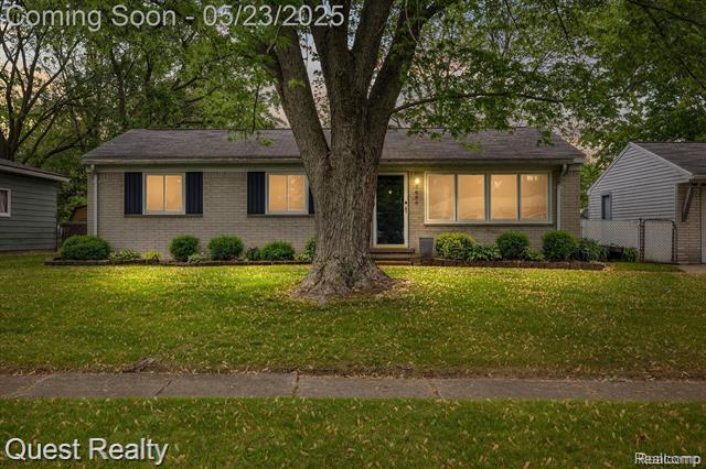 front view picture of 3680 Shoals St, Waterford, MI. 48329