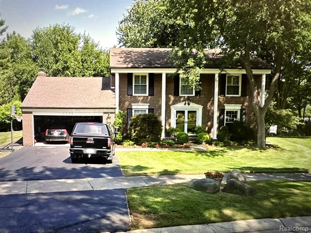 front view picture of 1132 Hemlock Dr, Rochester, MI. 48307