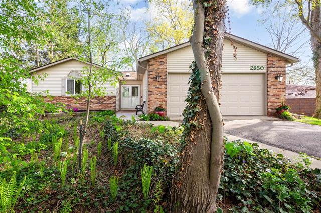 front view picture of 2850 Angelus Pines Dr, Waterford, MI. 48329