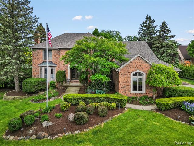 front view picture of 1552 Pebble Creek Dr, Rochester, MI. 48307