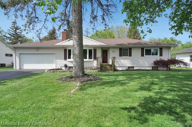 front view picture of 6128 Northrup Dr, Waterford, MI. 48329