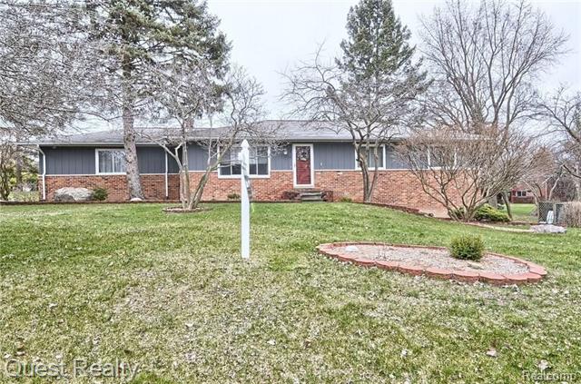 front view picture of 3910 Lake Oakland Shores Dr, Waterford, MI. 48329