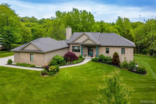 front view picture of 5502 E Alyssa Ct, White Lake, MI. 48383