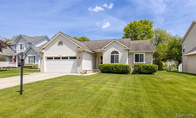 front view picture of 4304 West Pointe Dr, Waterford, MI. 48329