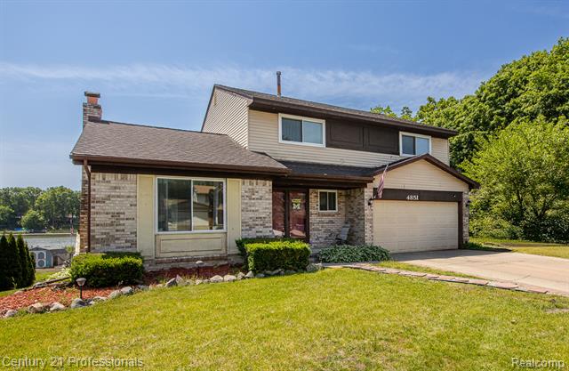front view picture of 4851 Shoreline Blvd, Waterford, MI. 48329
