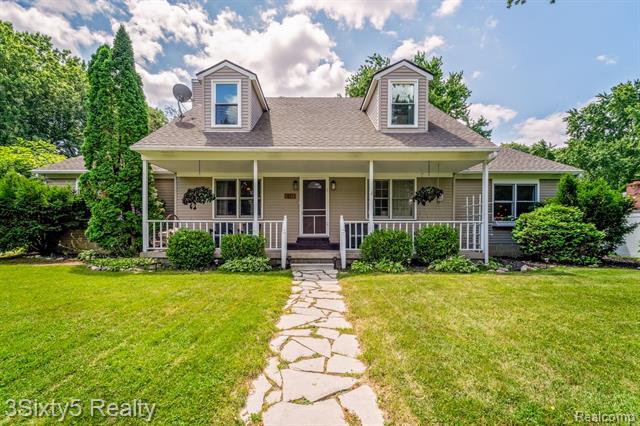 front view picture of 4375 Island Park Dr, Waterford, MI. 48329