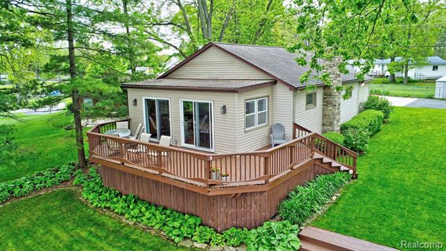 front view picture of 4030 Rollins Ave, Waterford, MI. 48329