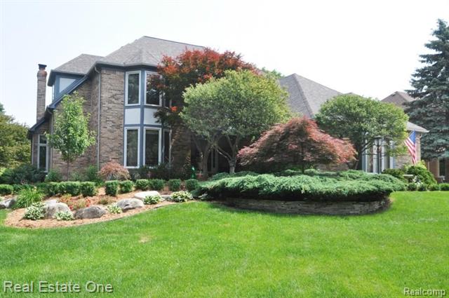 front view picture of 1065 Stony Pointe Blvd, Rochester, MI. 48307