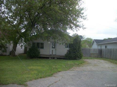front view picture of 6300 Saline Dr, Waterford, MI. 48329