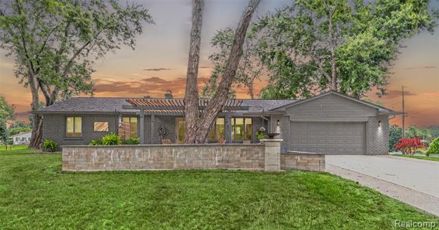 front view picture of 5780 Southward Ave, Waterford, MI. 48329