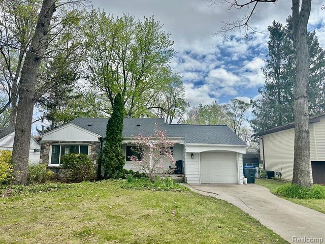 front view picture of 4120 Lotus Dr, Waterford, MI. 48329
