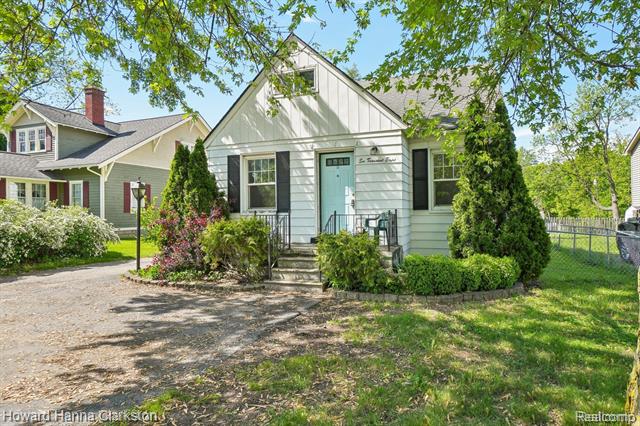 front view picture of 6008 Andersonville Rd, Waterford, MI. 48329