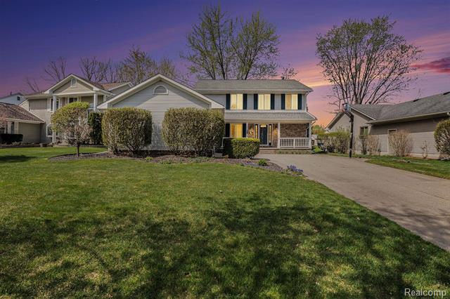 front view picture of 2370 Lansbury Dr, Waterford, MI. 48329