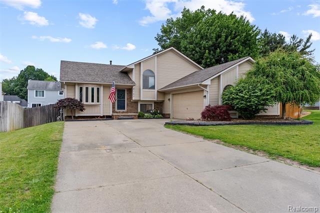 front view picture of 4167 Sunburst Ave, Waterford, MI. 48329