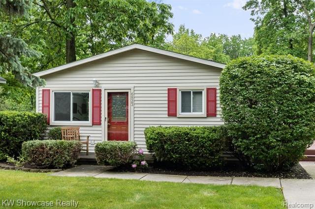 front view picture of 6823 Saline Dr, Waterford, MI. 48329