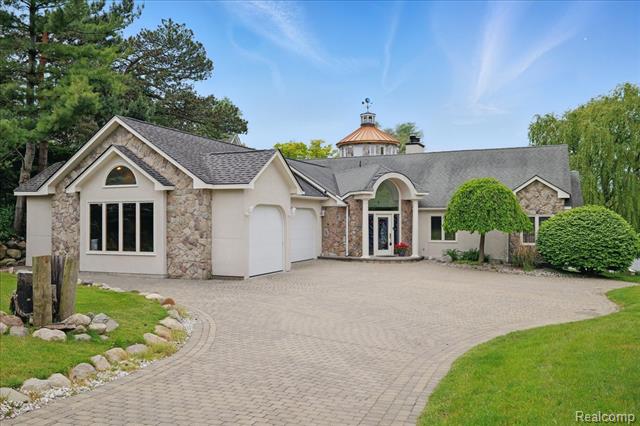 front view picture of 3337 Alco Dr, Waterford, MI. 48329