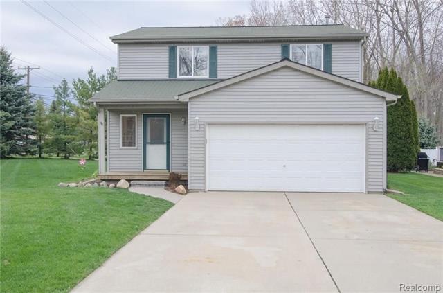 front view picture of 2948 Newberry Rd, Waterford, MI. 48329