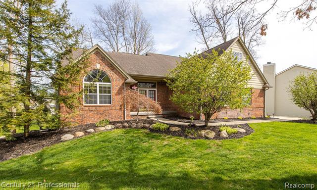 front view picture of 4482 Red Oak Blvd, Waterford, MI. 48329
