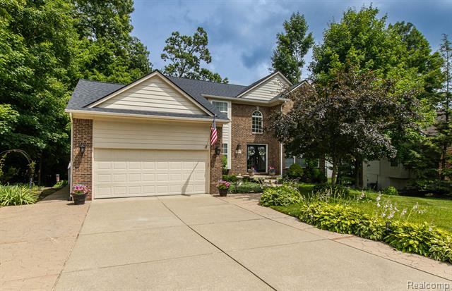 front view picture of 4500 Red Oak Blvd, Waterford, MI. 48329