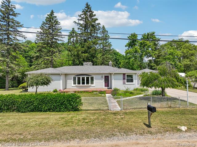 front view picture of 5766 Corunna Ave, Clarkston, MI. 48346