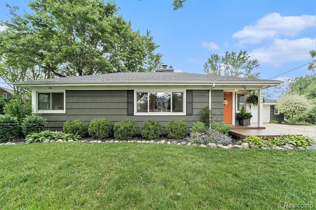 front view picture of 5690 Corunna Ave, Clarkston, MI. 48346
